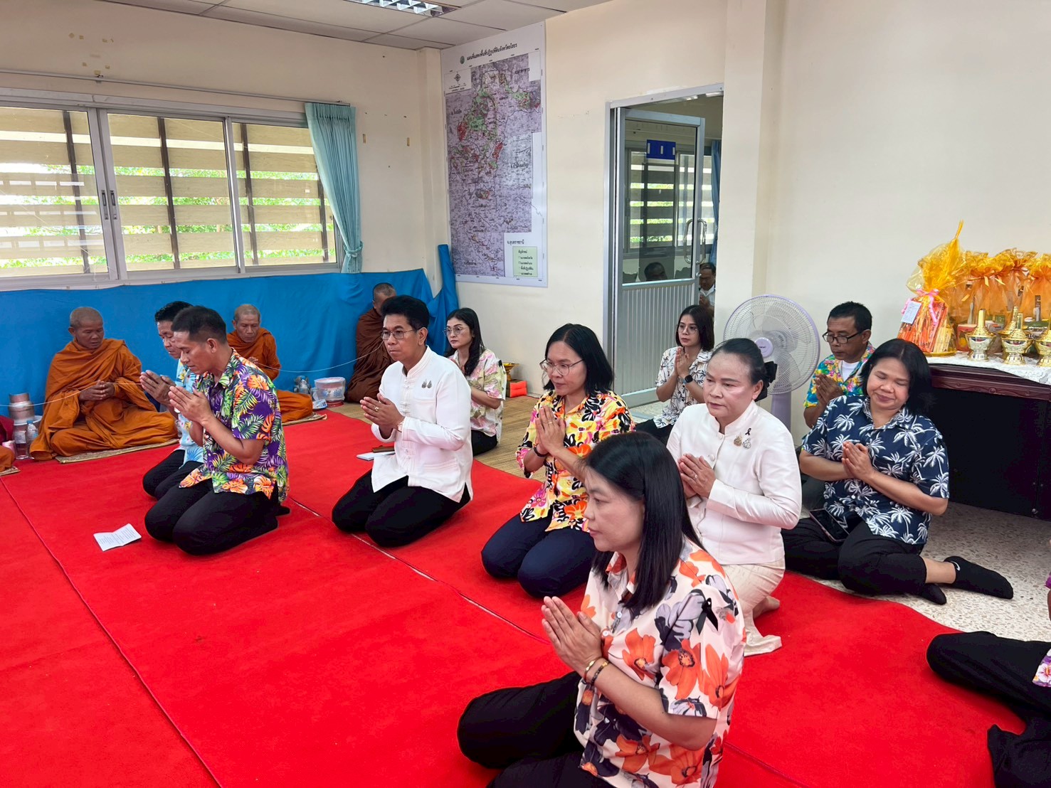 title - ส.ป.ก. ยโสธร จัดพิธีเจริญพระพุทธมนต์ทำบุญถวายภัตตาหารเพลแด่พระสงฆ์ พิธีสักการะศาลเจ้าที่และสิ่งศักดิ์สิทธิ์ประจำสำนักงาน เนื่องในเทศกาลวันขึ้นปีใหม่ไทย